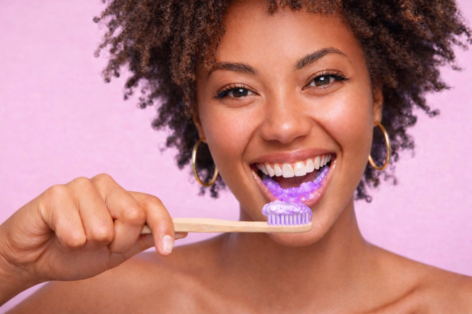 Zahnaufhellung für zu Hause mit UpSmile – gepflegte, weißere Zähne